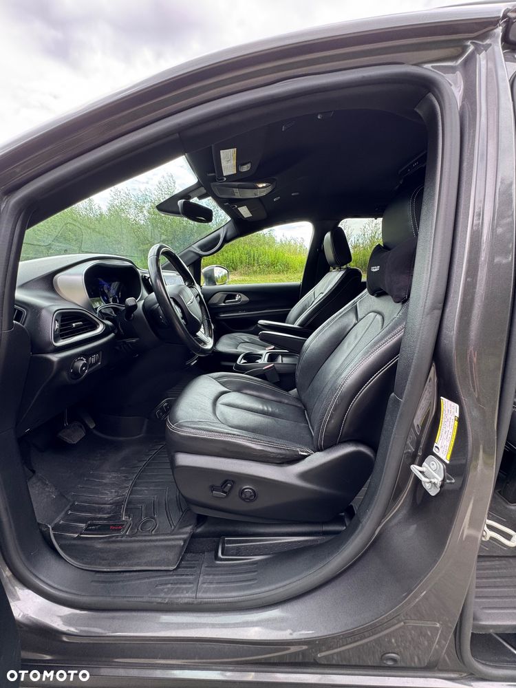 Chrysler Pacifica - 17