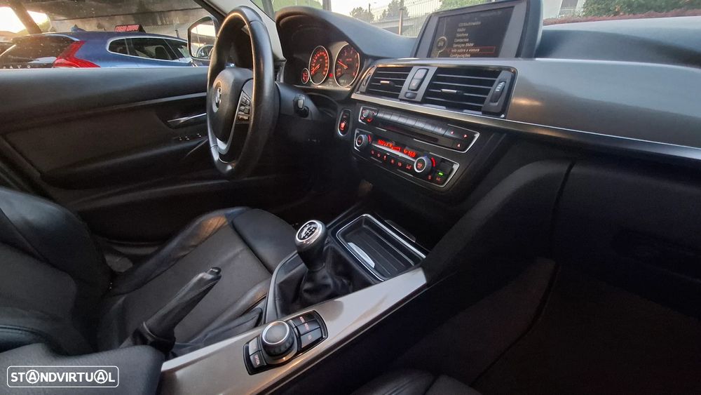 BMW 318 d Line Sport - 27