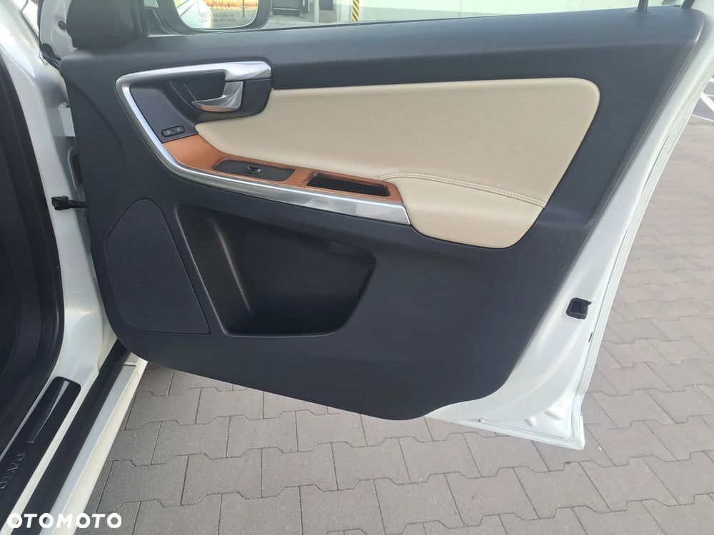 Volvo XC 60 T6 AWD Geartronic Summum - 17