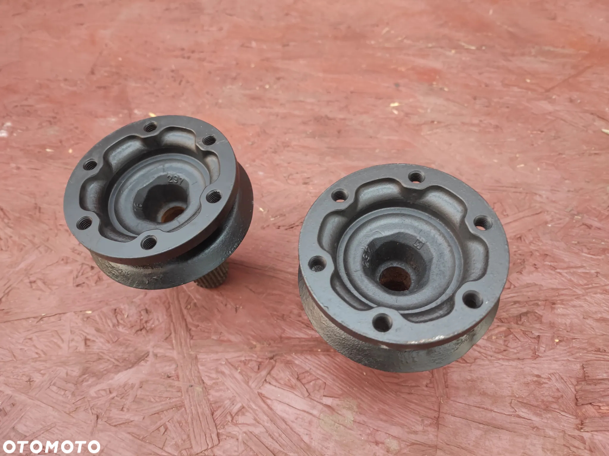 BMW E46 / E81 / E82 / E83 / E84 / E90 / E93 / E92 ORYGINALNE FLANSZE DYFERENCJAŁYU / FLANSZE DYFRA LEWA / PRAWA MAŁA GŁOWA TYP 168 DO SILNIKÓW BENZYNOWYCH N46 / N42 O NR. 33 13 1 214 751 / 33 13 1 428 269 OEM W BARDZO DOBRYM STANIE - 3