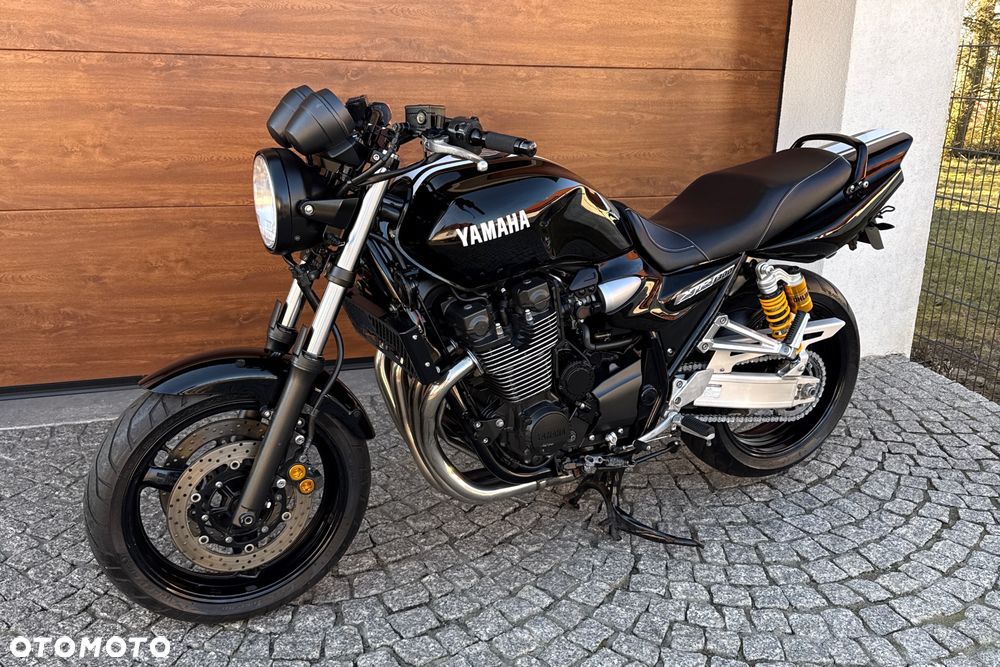 Yamaha XJR - 18