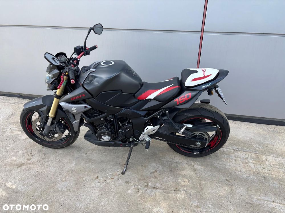 Suzuki GSR - 6