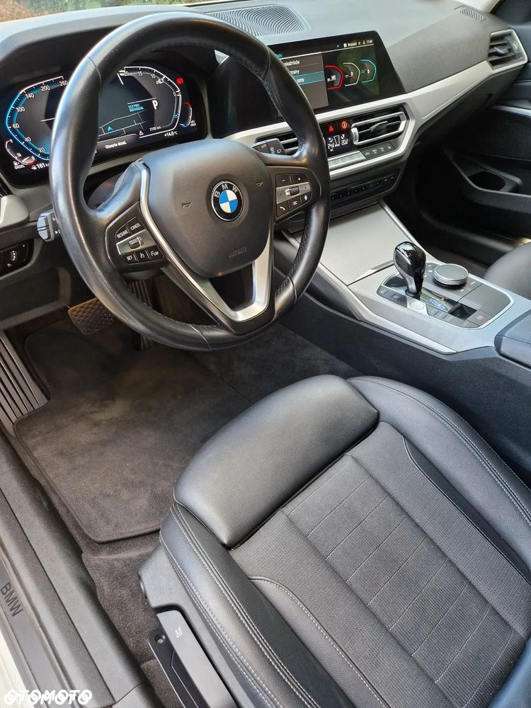 BMW Seria 3 318d mHEV - 11