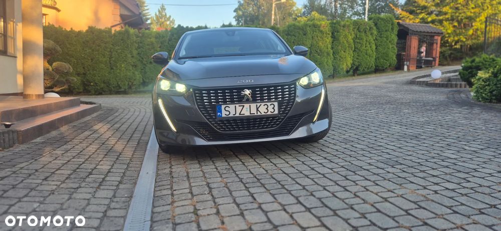 Peugeot 208 - 8
