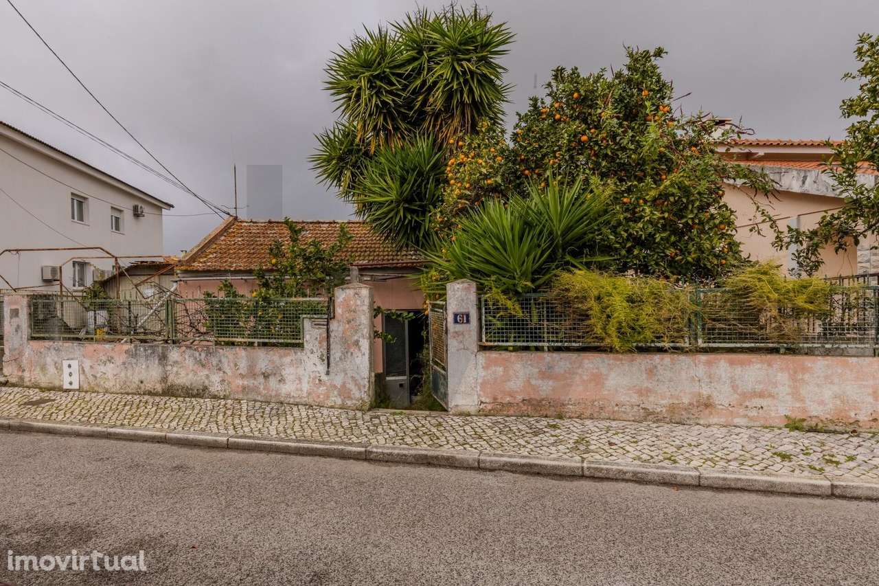 Moradia T2 para Remodelar em Lote de 405m2 em Queijas | Próximo do Est - Grande imagem: 2/27
