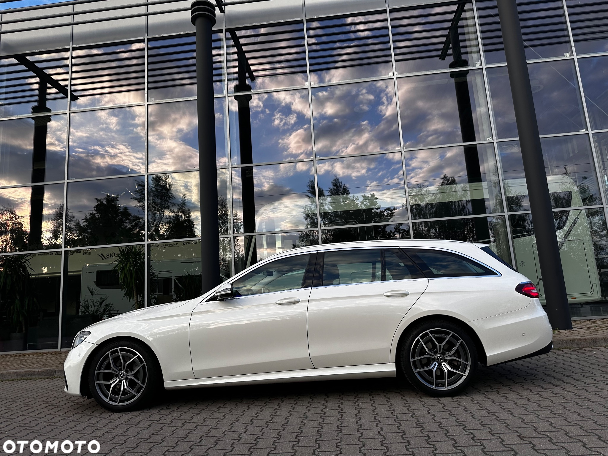 Mercedes-Benz Klasa E 220 d 4-Matic AMG/Avantgarde - 3
