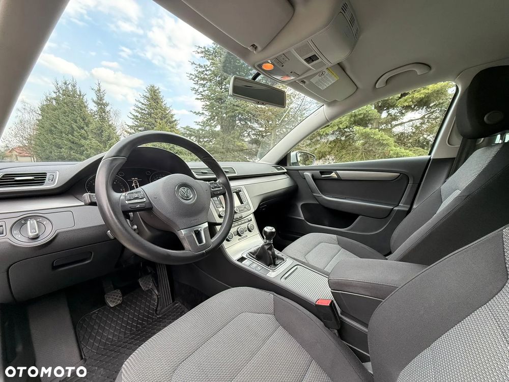 Volkswagen Passat 1.6 TDI DPF BlueMot Highline - 17