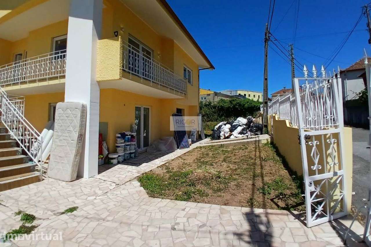 Moradia de 4 frentes de rés do chão e 1º andar inserida em terreno de - Grande imagem: 3/17