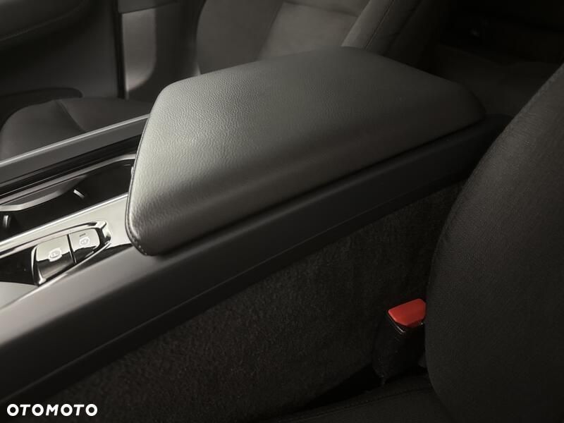 Volvo XC 60 B4 B Momentum Pro - 17
