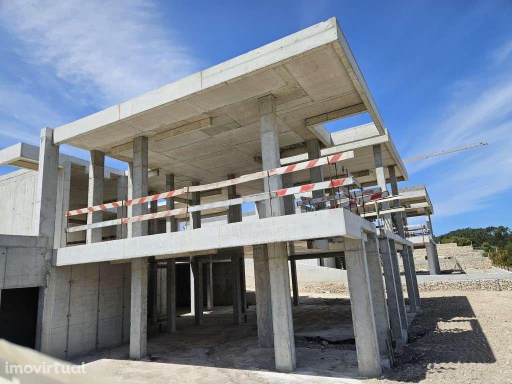 Lote com moradia iniciada a poucos passos da lagoa Óbidos - Grande imagem: 2/37