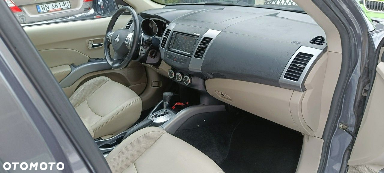 Mitsubishi Outlander 2.4 4WD CVT Instyle - 24