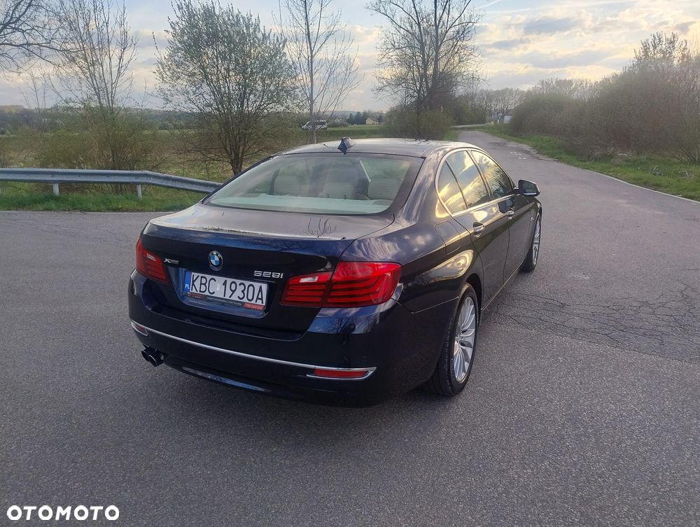 BMW Seria 5 528i Luxury Line - 12