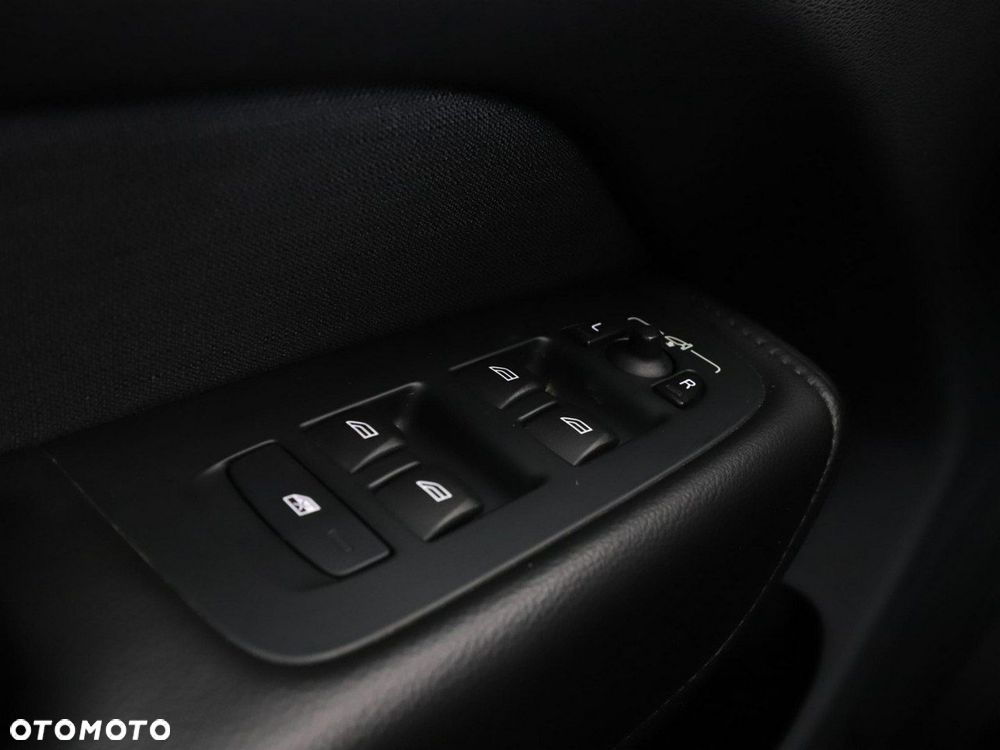 Volvo XC 60 B4 D AWD Momentum - 35