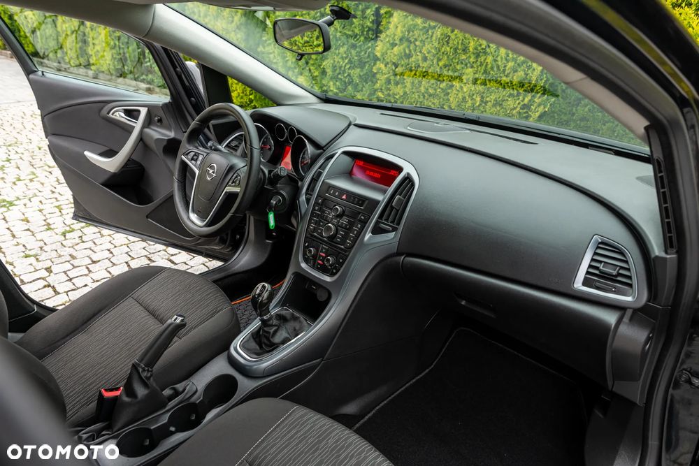 Opel Astra IV GTC 1.4 Active - 24