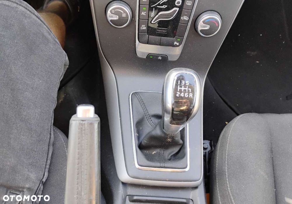 Volvo V40 Cross Country - 16
