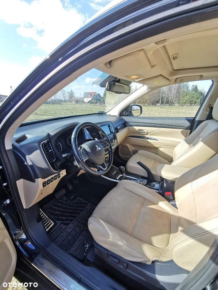 Mitsubishi Outlander 2.0 Intense + Navi 4WD CVT - 13