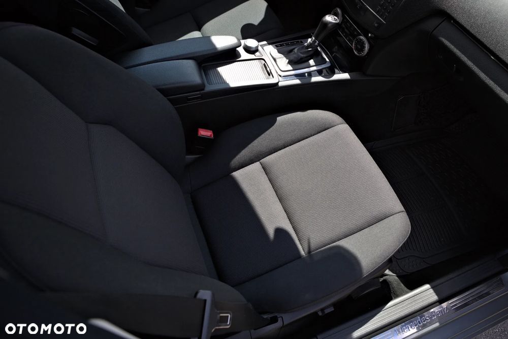 Mercedes-Benz Klasa C 180 CGI Automatik BlueEFFICIENCY - 39
