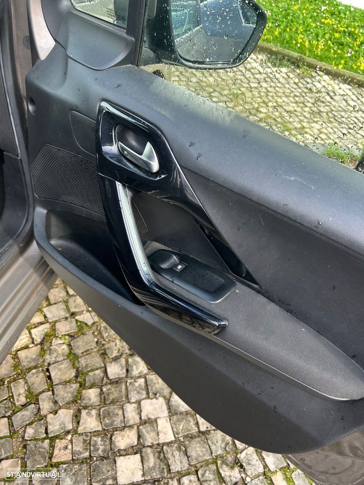 Peugeot 208 1.4 HDi SE Style - 25