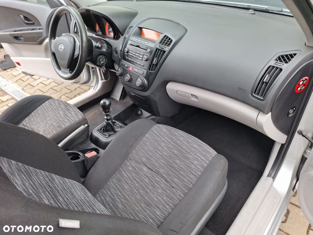 Kia Ceed - 35