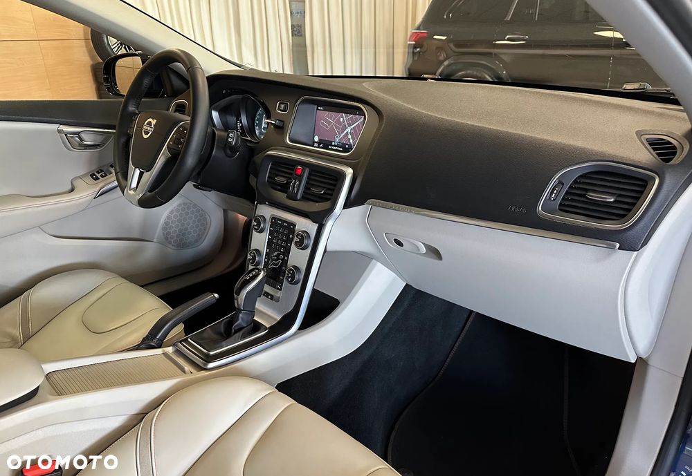 Volvo V40 Cross Country T3 Drive-E Ocean Race - 8