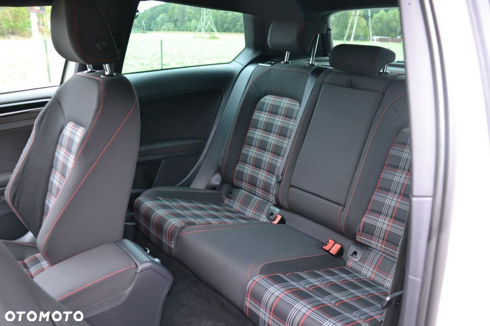 Volkswagen Golf - 22