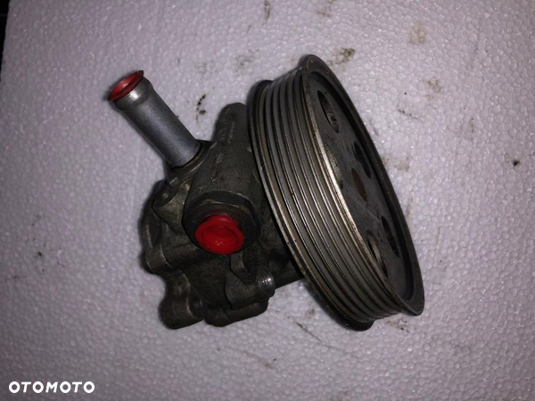 POMPA AUDI Q5 2.0 FSI 8R0145153A  8R0 kyb