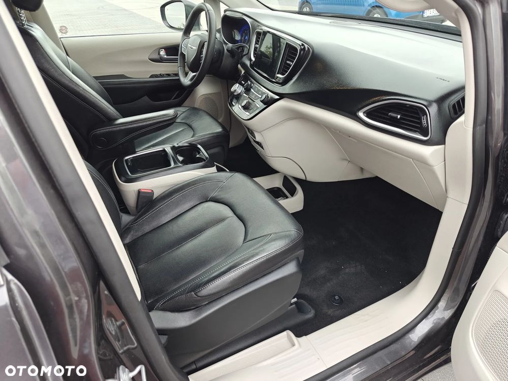 Chrysler Pacifica - 11