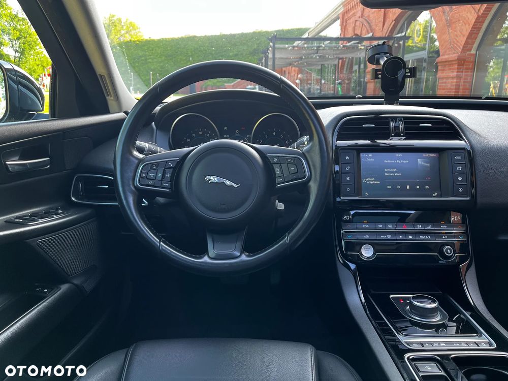 Jaguar XE 25t Prestige - 23