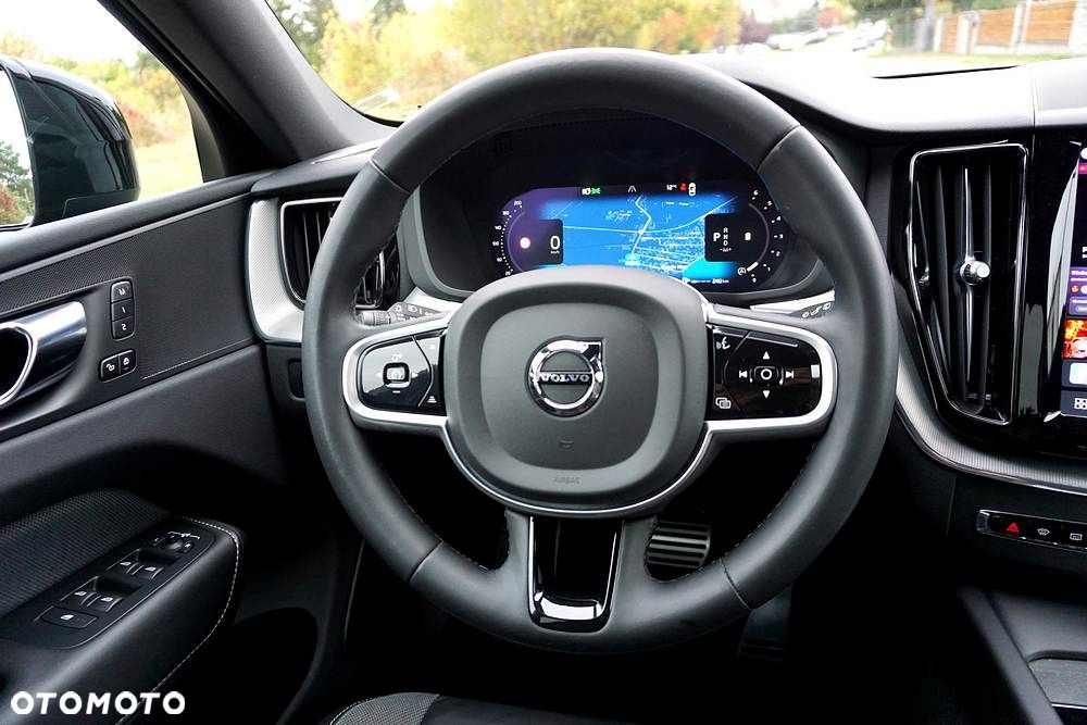 Volvo XC 60 B4 D Plus Dark - 32