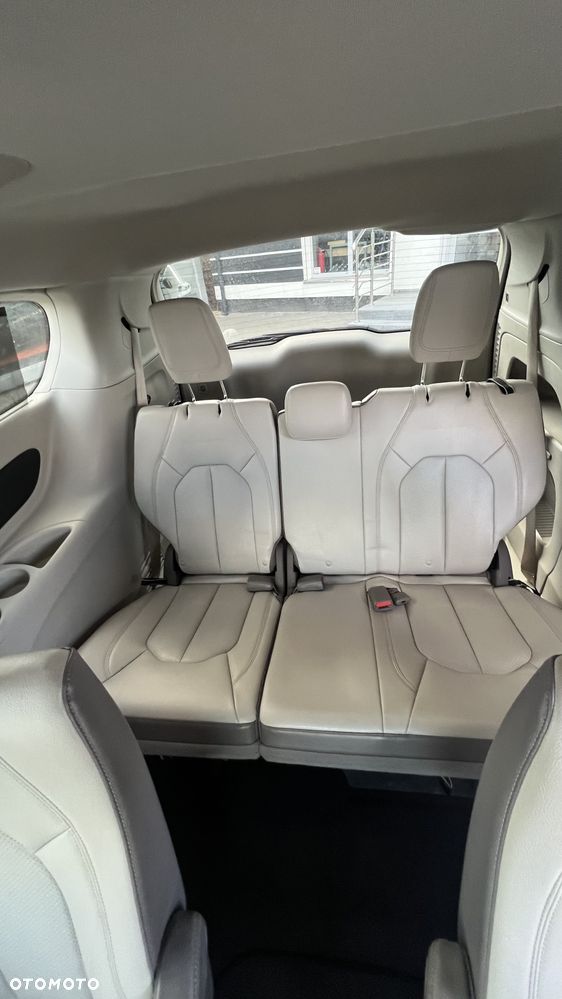 Chrysler Pacifica - 12