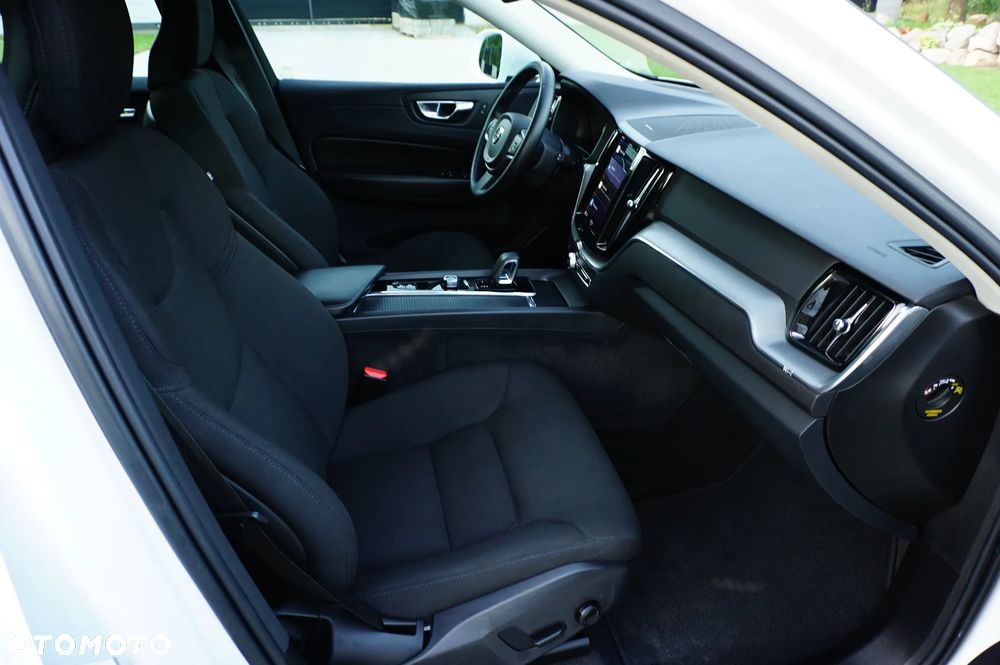 Volvo XC 60 B4 B Momentum Pro - 24