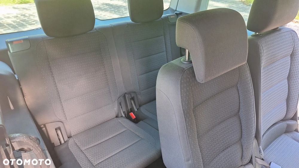 Volkswagen Touran - 12