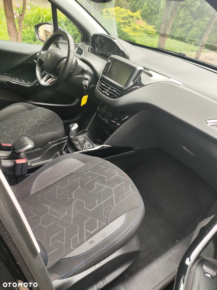 Peugeot 2008 BlueHDi 100 STOP & START Signature - 13