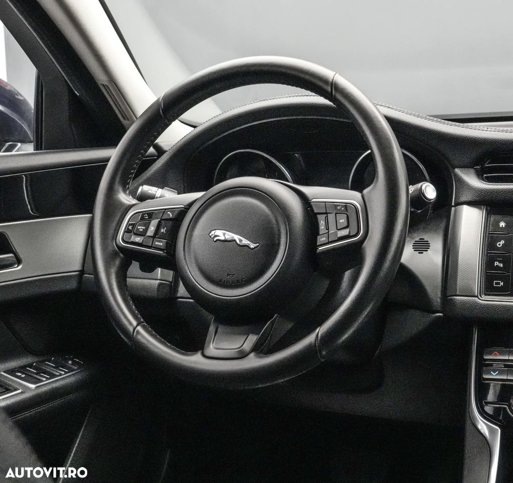 Jaguar XF 20d RWD E-Performance Pure - 17