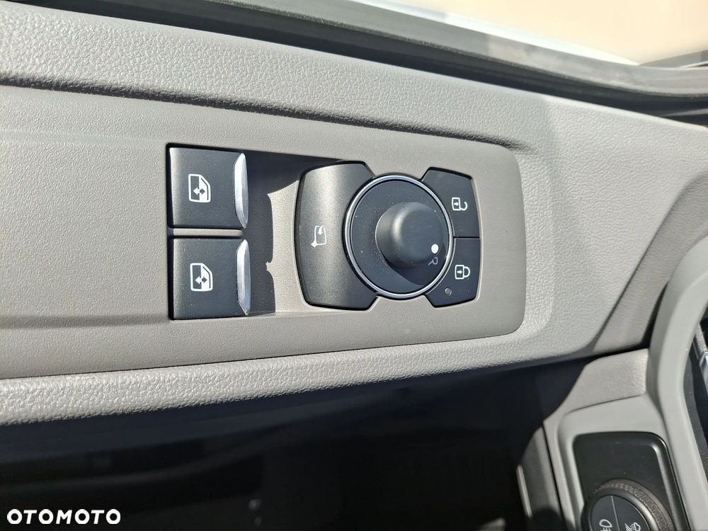 Volkswagen Caravelle - 28
