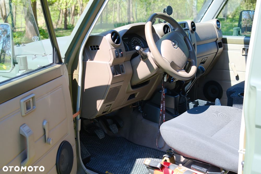 Toyota Land Cruiser - 26