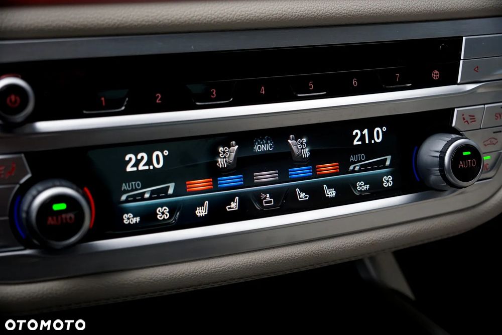 BMW Seria 7 750i xDrive sport - 34
