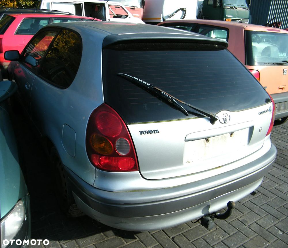 Toyota Corolla VIIII E11 (97-99r.) 1.3B 85KM.Silnik 4E-FE Skrzynia C150 Lakier 199. Cały na części GWARANCJA !!!!  Przód Tył Zestaw Komplet Drzwi Klapa Zderzak Błotnik Maska Grill Atrapa Szyba Pas Lampa Lusterko Boczki Fotel Kanapa Kokpit Deska Rozdzielcza Przełącznik Włącznik Sterownik Przewody Wiązka Instalacja Moduł Komputer Czujnik Listwa Pompa Alternator Wtryski Głowica Rozrusznik Kompresor Sprzęgło Dwumas Silnik Skrzynia ABS Klimatyzacji Paliwa Wspomagania Kolektor Turbina Przepustnica Zawór Chłodnica Koło Hak Belka Sanki Zawieszenie Mcpherson Półoś Amortyzator Wydech Tłumik Zacisk Most - 6