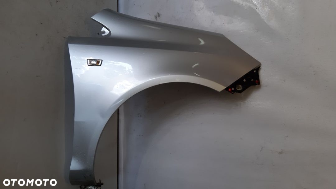 * BŁOTNIK PRZÓD PRZEDNI PRAWY OPEL CORSA D Z157 SREBRNY POSIADA LEKKIE WGNIECENIE - 1