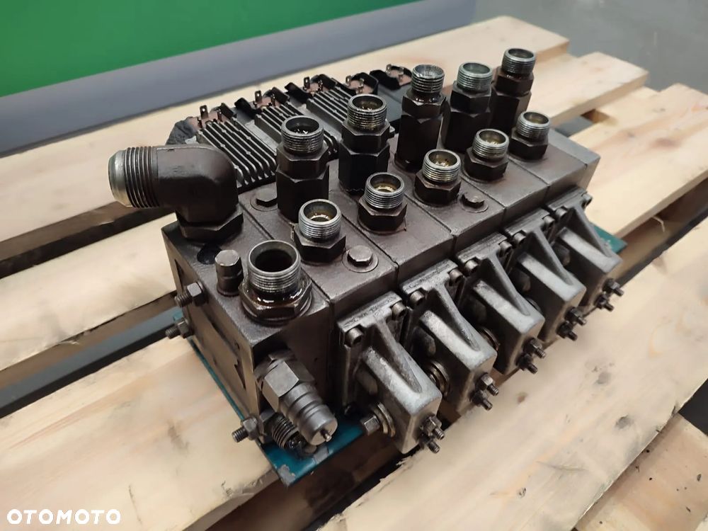 Rozdzielacz hydrauliczny Danfoss 157U6054 Sanderson TL6 - 8