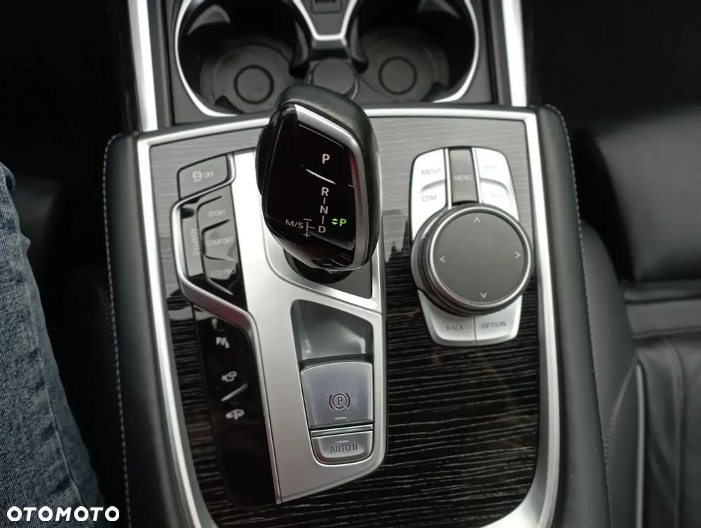 BMW Seria 7 750i xDrive - 15