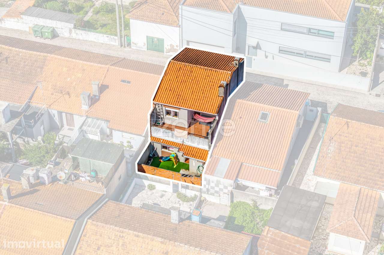 Moradia T4 com terraço e varanda, a 900 m da Praia da Árvore - Grande imagem: 4/29