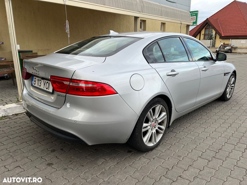 Jaguar XE 2.0 Prestige - 3