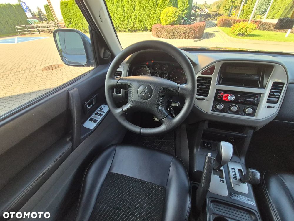 Mitsubishi Pajero - 24