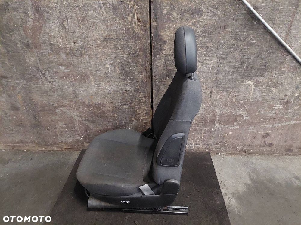 FOTEL LEWY PRZÓD KIEROWCY OPEL CORSA C 5D - 4