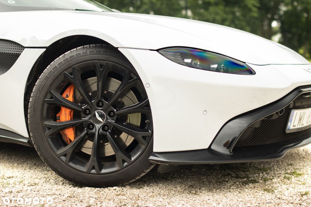Aston Martin Vantage - 8