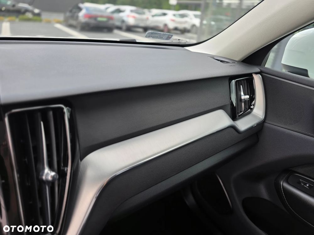 Volvo XC 60 T4 Momentum Pro - 36