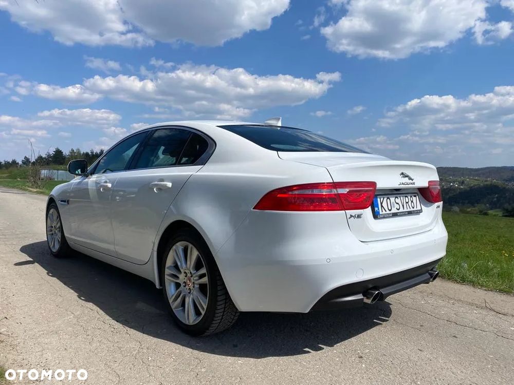 Jaguar XE 2.0 T Prestige - 4