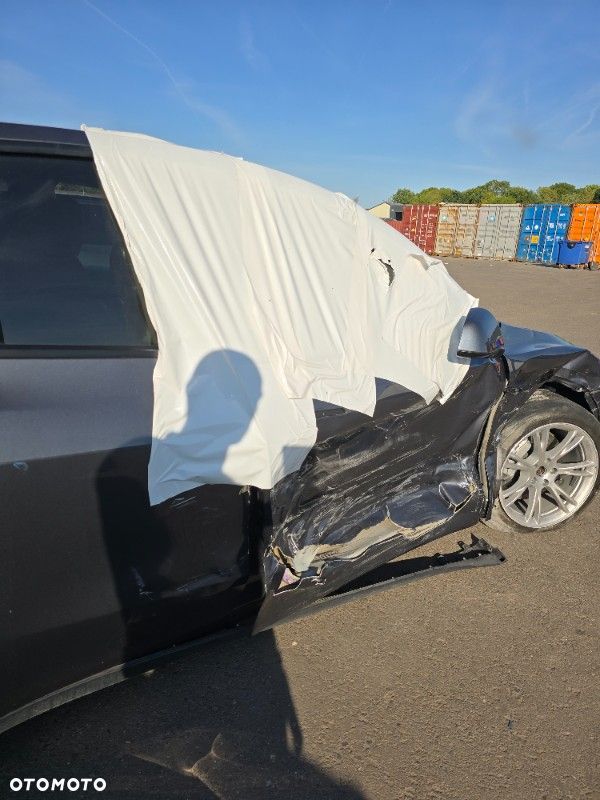 Tesla Model Y Long Range Dual Motor AWD - 16