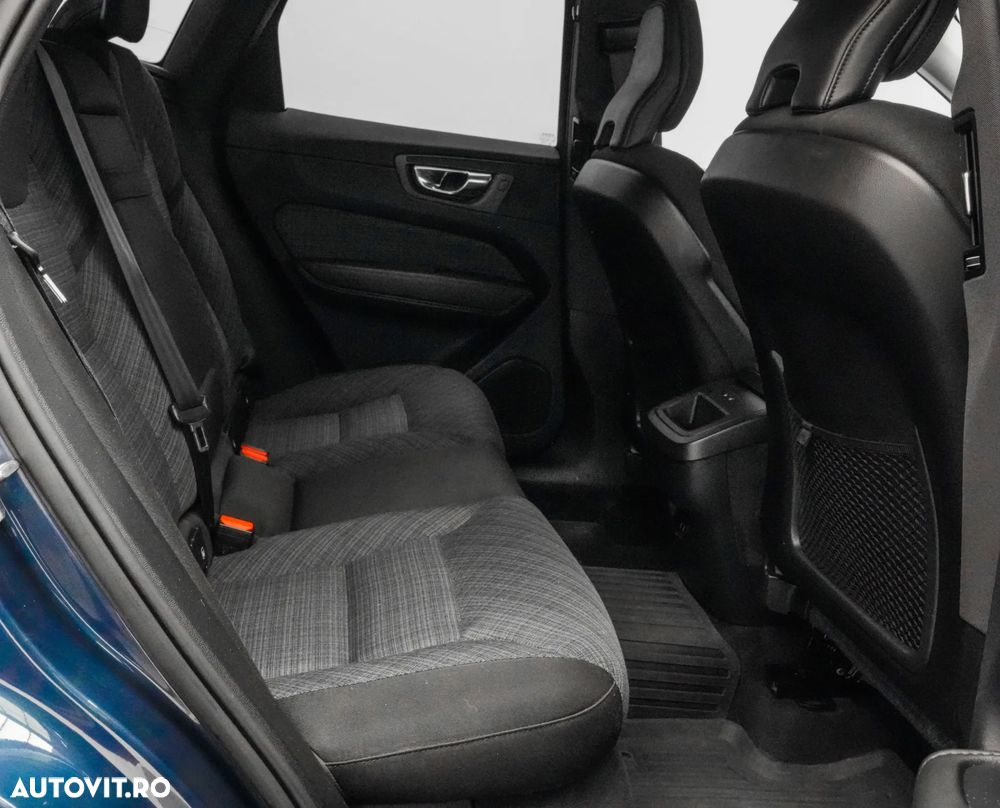 Volvo XC 60 B4 MHEV AWD Momentum Pro - 17